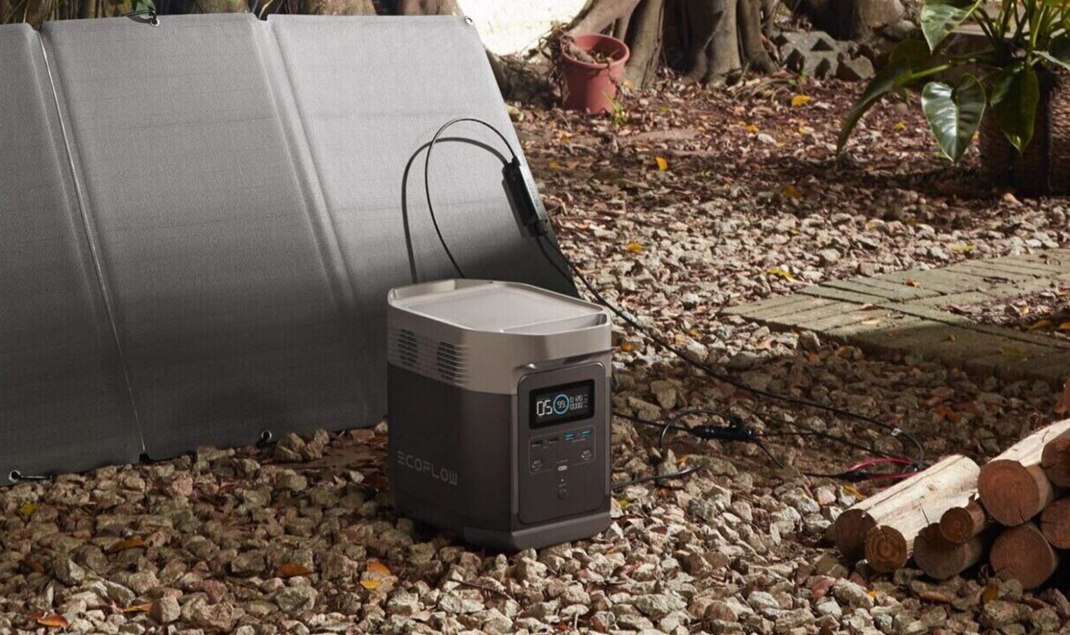 Estaci&oacute;n de energ&iacute;a EcoFlow DELTA cargando con un panel solar port&aacute;til al aire libre