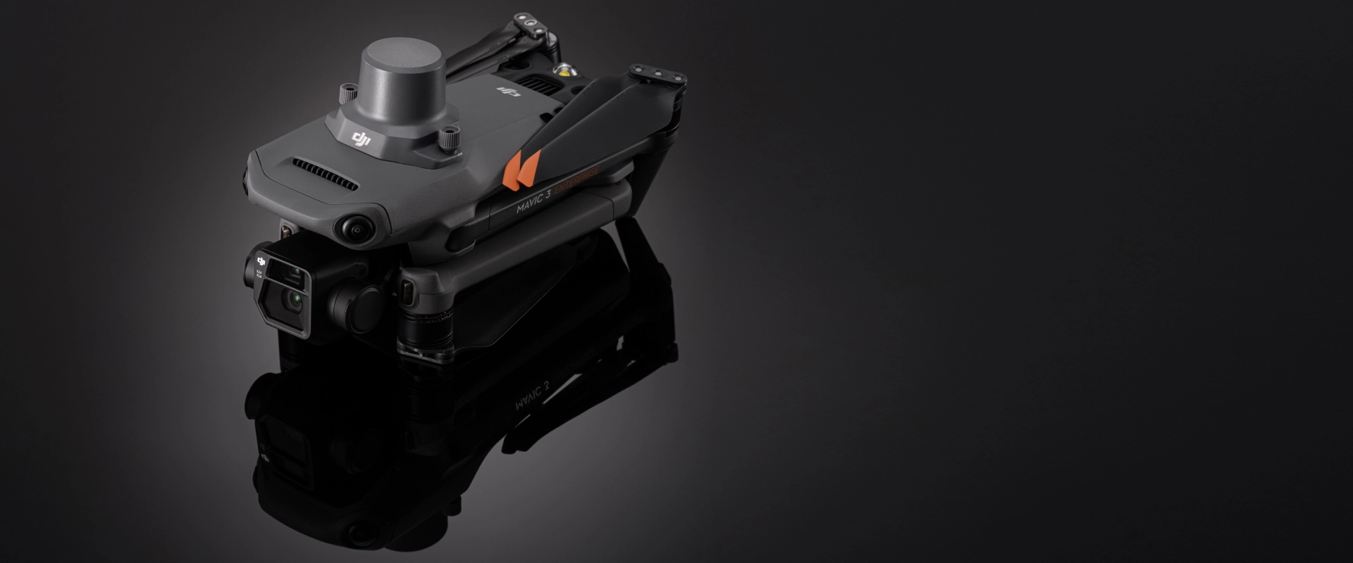 DJI Mavic 3 Enterprise plegado con el módulo RTK montado sobre fondo oscuro
