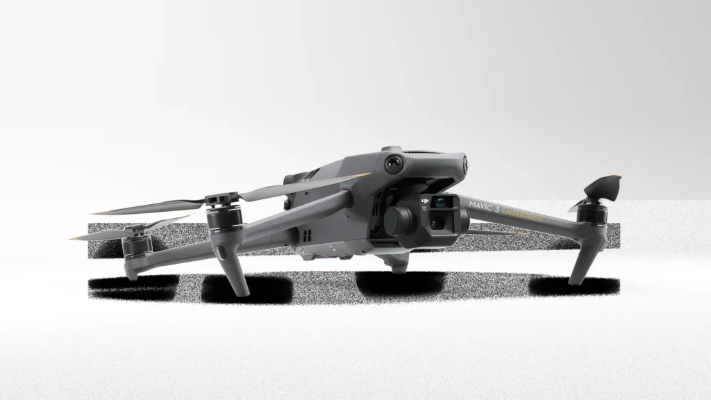 DJI Mavic 3E visto de perfil con las hélices desplegadas